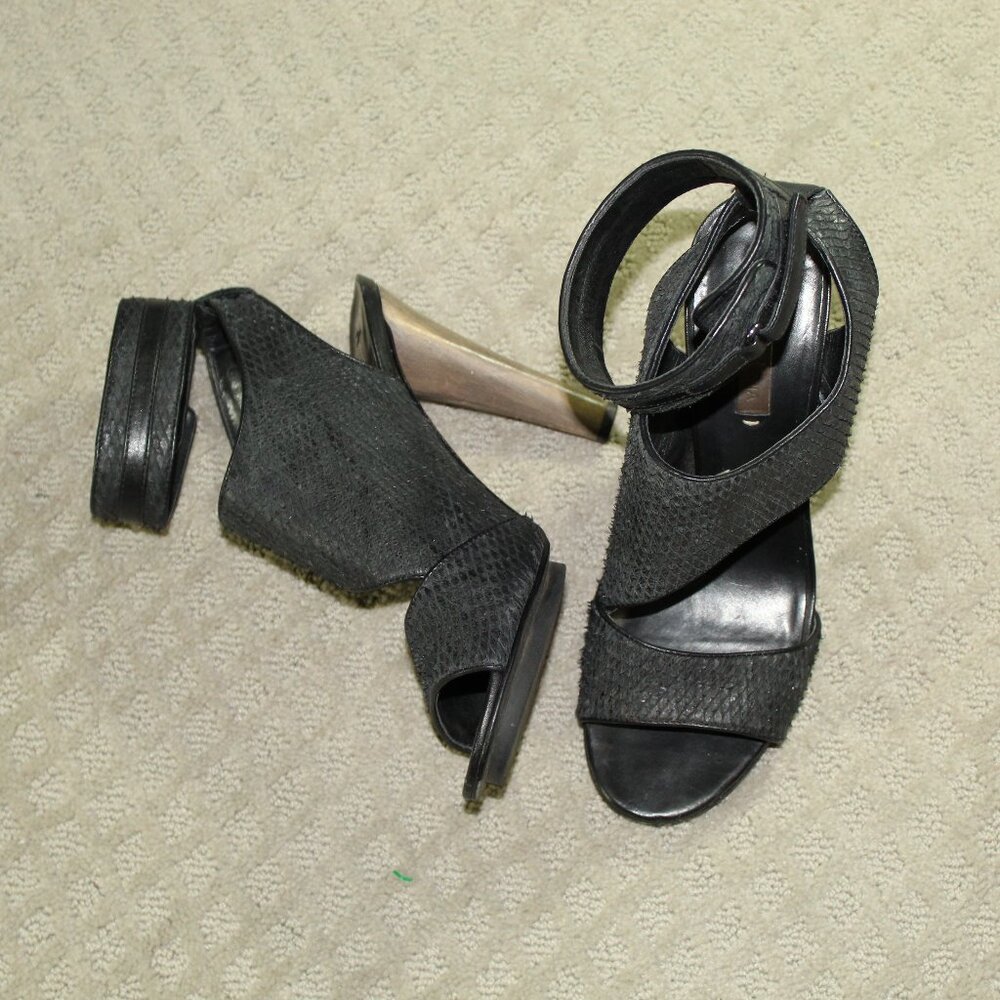 CHIC! BCBGMaxaria Wm Sz 10B Black Edgy Scale Pattern Ankle Strap 5" High Heels